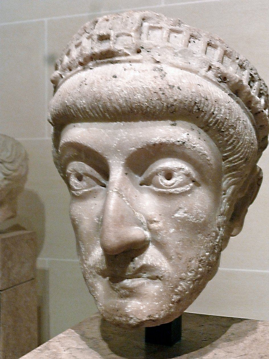 Theodosius II (marmer) door Roman