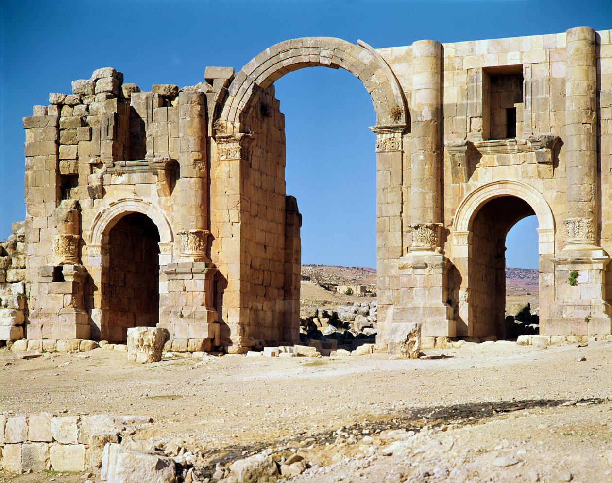 Zicht op de triomfboog, gebouwd ca. 129 AD door Roman