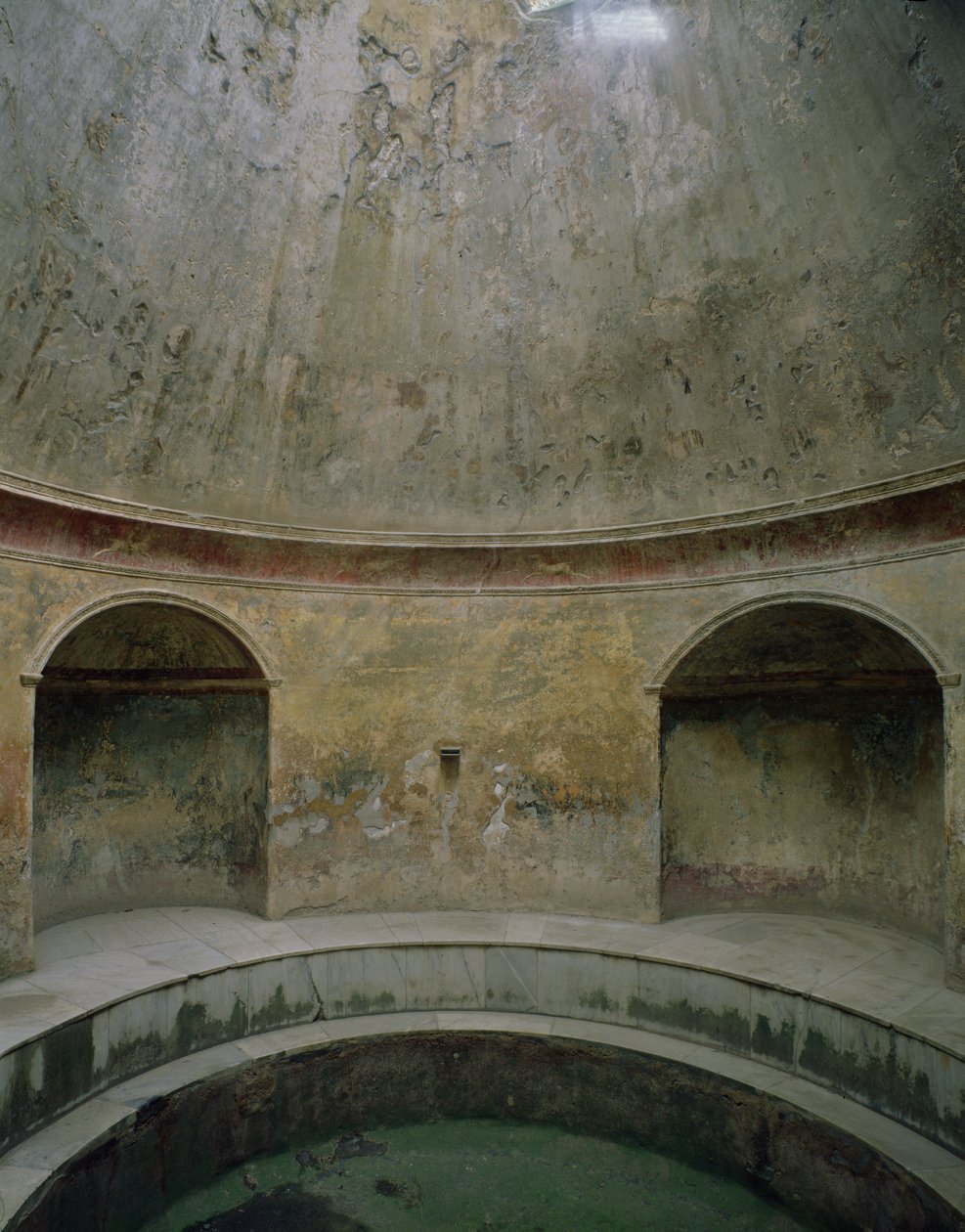 Uitzicht op het interieur van het frigidarium bij de Thermen van het Forum door Roman