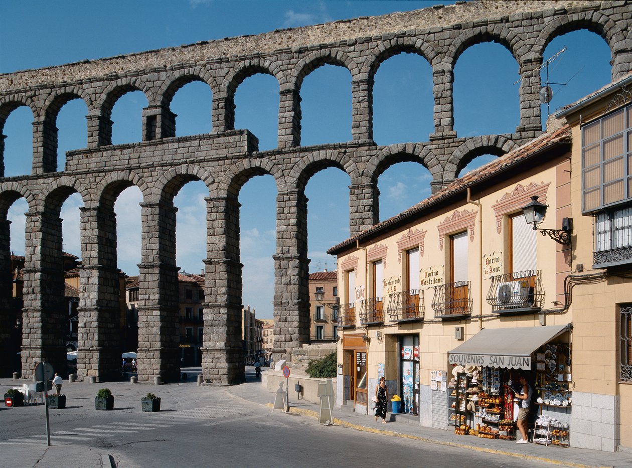 Zicht op het Noordelijke Einde van het Romeinse Aquaduct door Roman