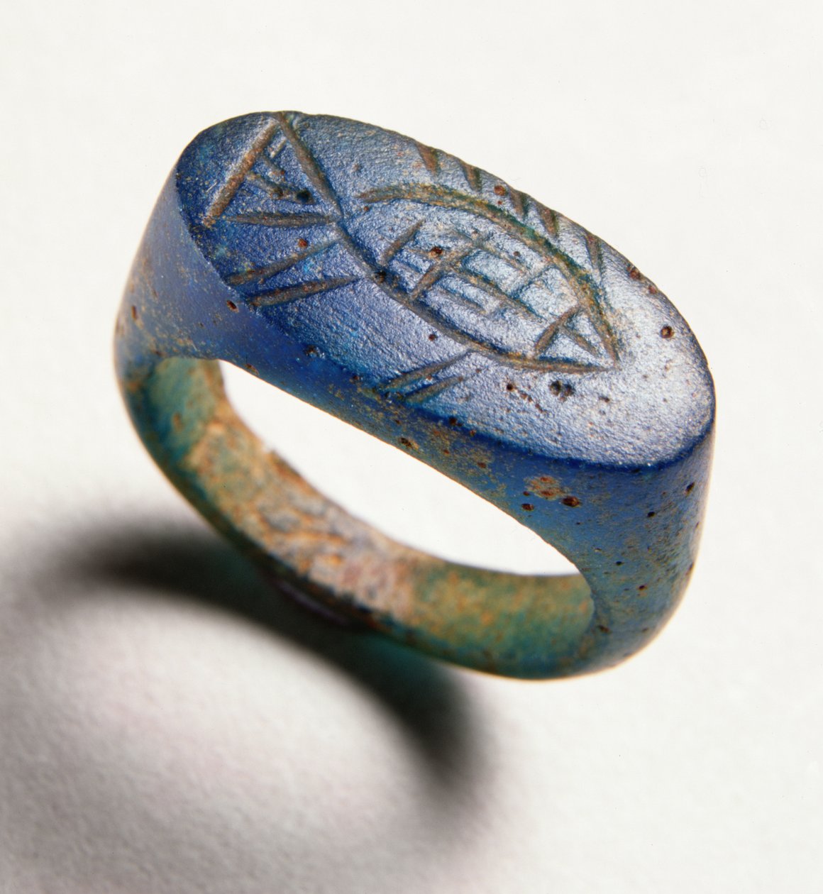 Vingerring met gegraveerde vis (blauw glas) door Roman Period Egyptian