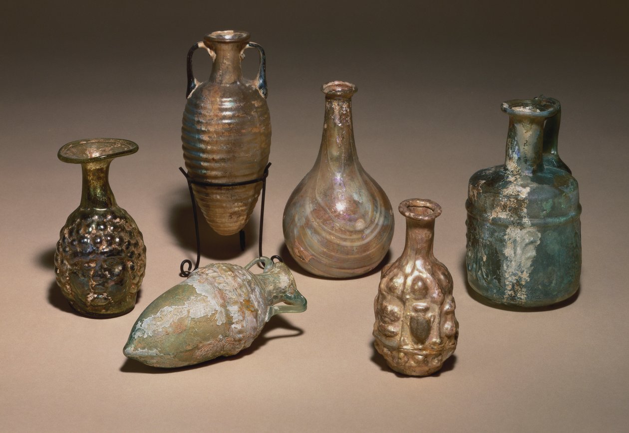 Een groep delicate Romeinse geblazen en gegoten glazen cosmetische flessen, 1e eeuw na Chr. door Roman