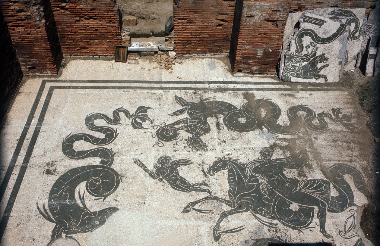 Oud Ostia. Place des Corporations. Mozaïek van de Sabratha Zeelieden Corporatie. Baden van Neptunus. door Roman
