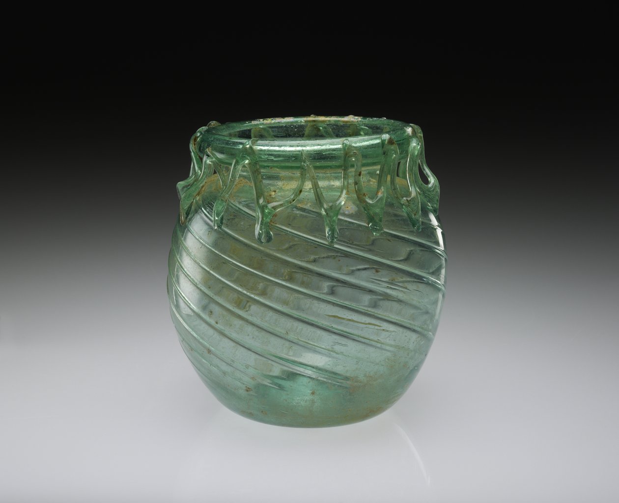Geblazen glazen pot met functionele en decoratieve trailing, 301-400 na Christus door Roman