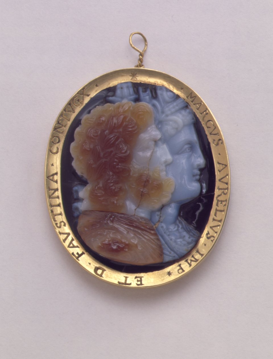 Camee, met afbeeldingen van Serapis en Isis, in 16e-eeuws gouden frame met de namen van Marcus Antoninius en zijn vrouw Faustina (sardonyx) door Roman