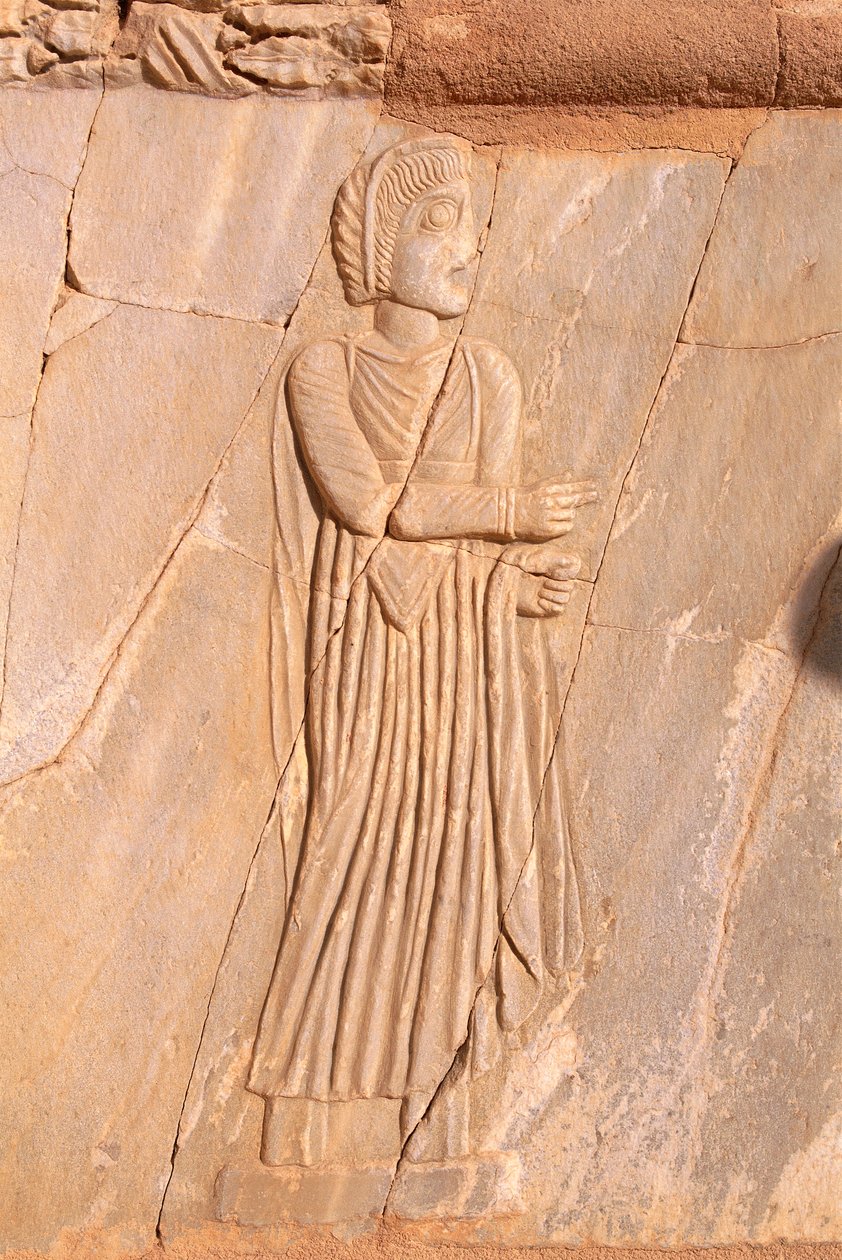 Close-up van het decoratieve toneelreliëf van het theater van Sabratha, Libië, Tripolitanië door Roman