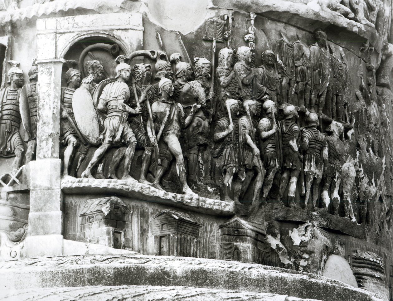 Detail van de Zuil van Marcus Aurelius (Colonna Antonina), 180-196 na Chr. (marmer) (zw/w foto) door Roman