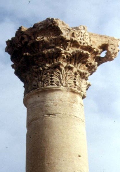 Detail van een Korinthische zuil en kapiteel, Romeins, 2e eeuw door Roman