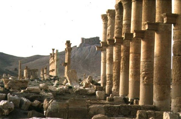 Oudste deel van de zuilengalerij die de hoofdas van de stad vormt, leidend naar een funeraire tempel en Qalaat Ibn Maan, een 17e-eeuws Arabisch kasteel, gebouwd in de eerste helft van de 2e eeuw door Roman