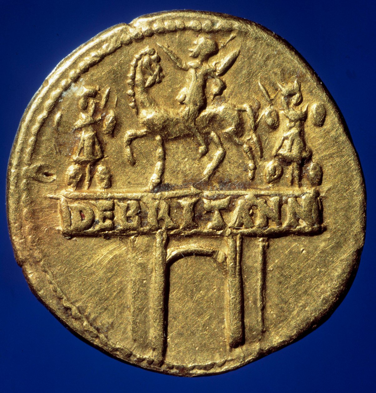 Gouden muntboog die de triomfboog van keizer Claudius I (10-54) (Tiberius Claudius Nero Drusus of Germanicus) voorstelt ter herinnering aan zijn overwinningen in Brittannië. Parijs, B.N. door Roman