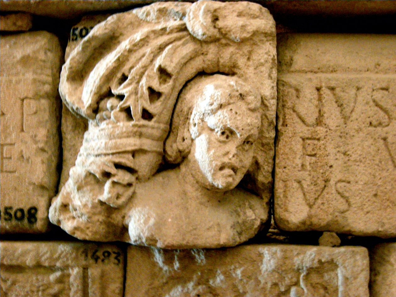 Hoofd, fragment van een sarcofaag, ca.1e eeuw door Roman
