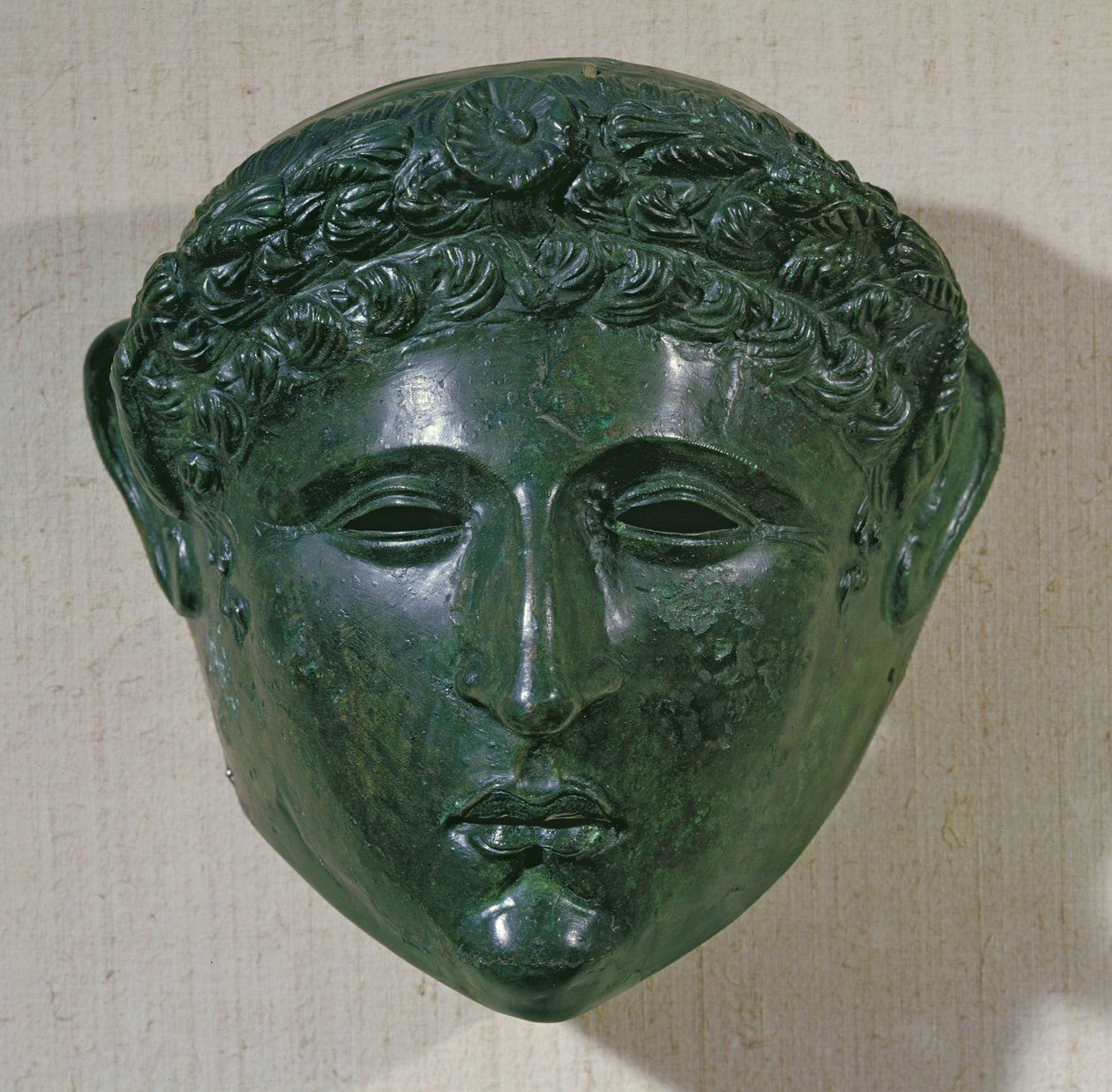 Masker van een paradehelm, uit Hirchova, Roemenië door Roman