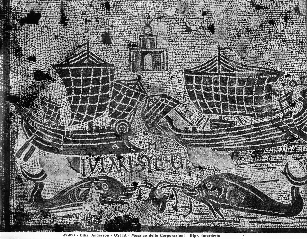 Pavement detail van de Piazzale dell Corporazioni met een nautische scène (mozaïek) door Roman