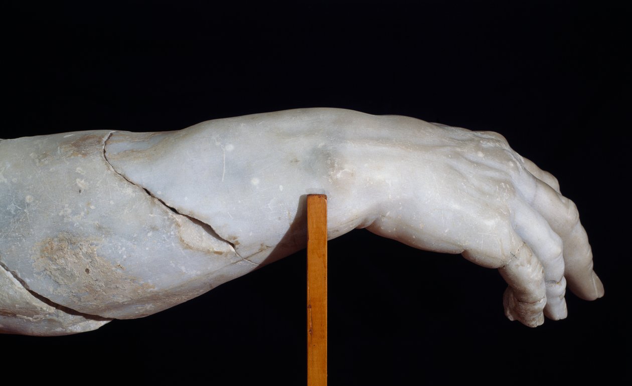 Rechterhand van Polyphemus, fragment van Polyphemus Groep, of Odysseus verblindt Polyphemus, marmeren beeldhouwwerk door Roman