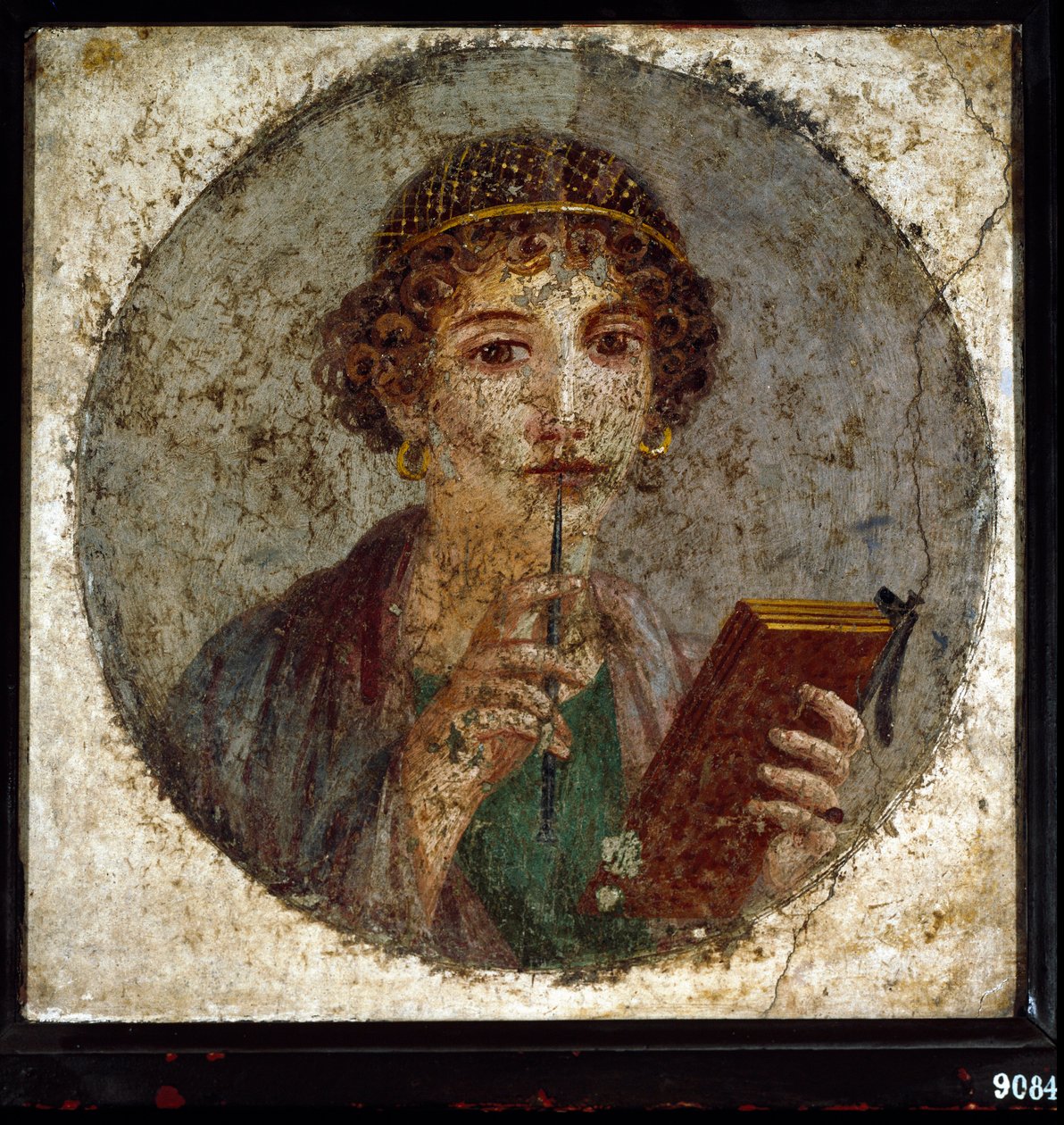Portret van Sappho (of Sappho) Griekse dichteres. Romeinse vrouw met boek en pen (stylus of stijl), uit Pompeii, Napels, Italië door Roman