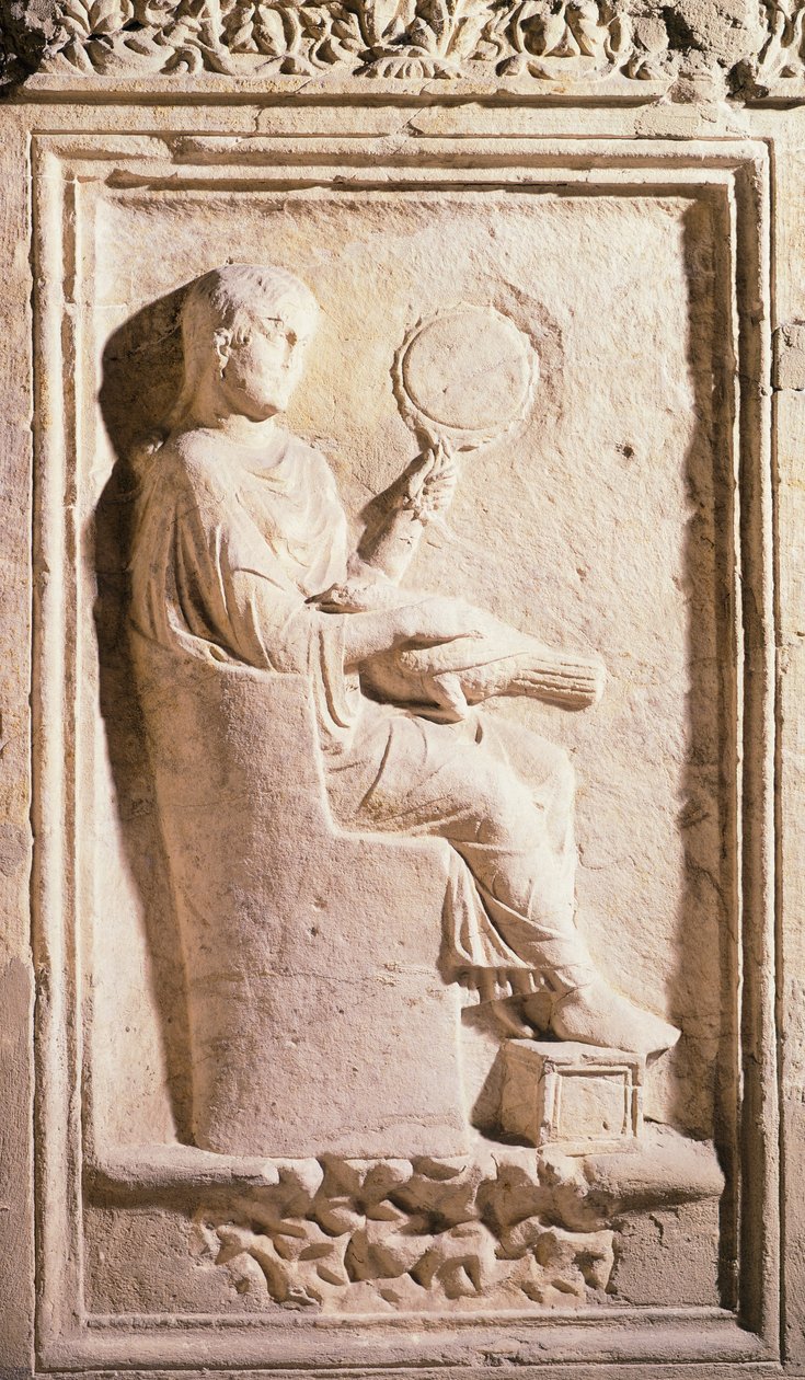 Reliëf met Romeinse dame met spiegel door Roman