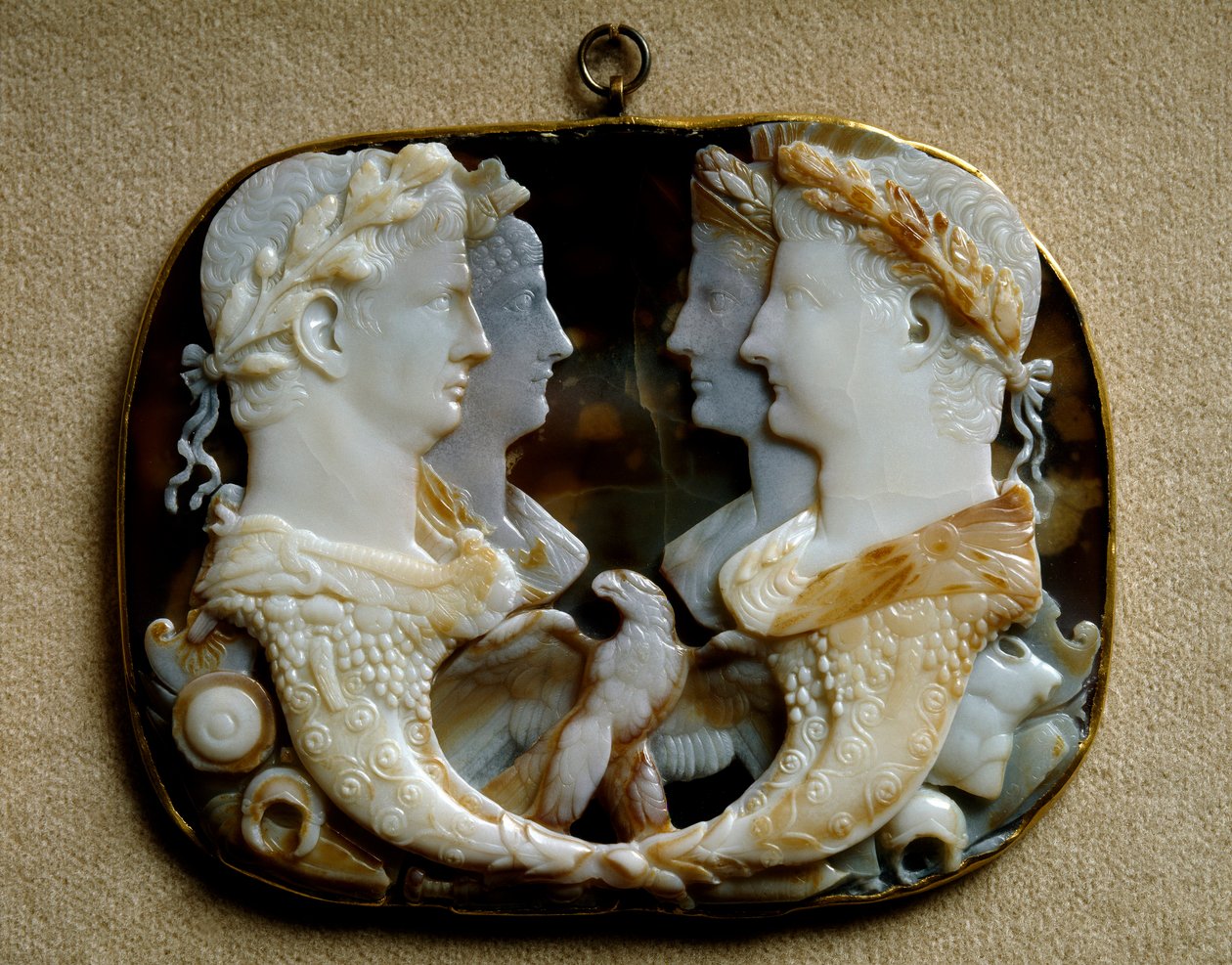 Romeinse kunst: Onyx camee (Gemma Claudia) met voorstellingen van keizerlijke paren Claudius en zijn vrouw Agrippina de Jongere en Germanicus door Roman