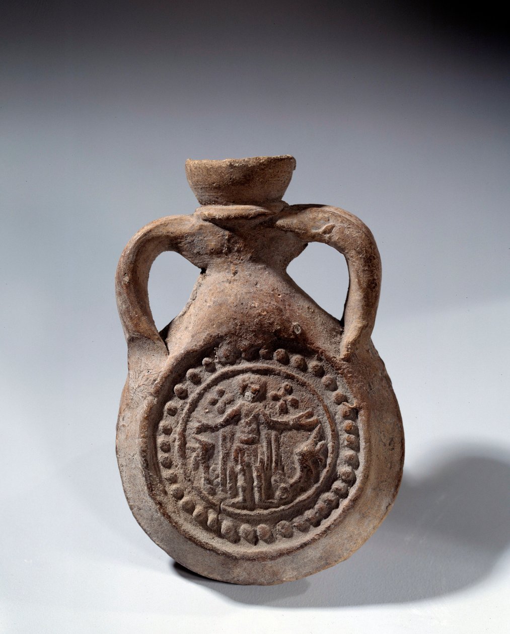 Romeinse kunst: Terracotta lofbulb met voet die een heilige voorstelt door Roman