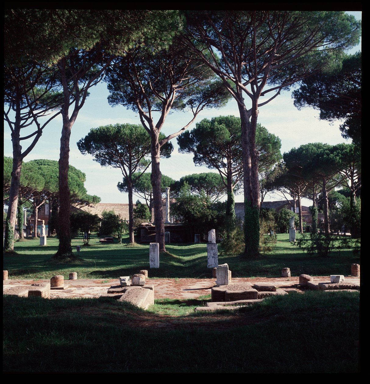 Romeinse kunst: uitzicht op de ruïnes van het macellum (Marktplein) archeologische site van Ostia door Roman