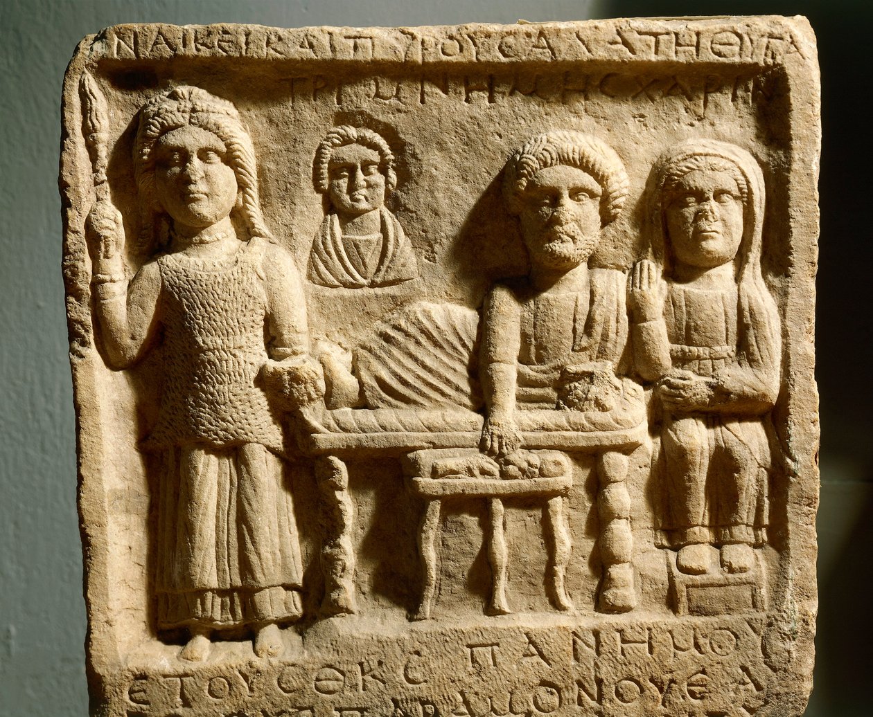 Romeins bas-reliëf met een begrafenismaal uit de oude stad Trimontium, nu Plovdiv, Bulgarije door Roman