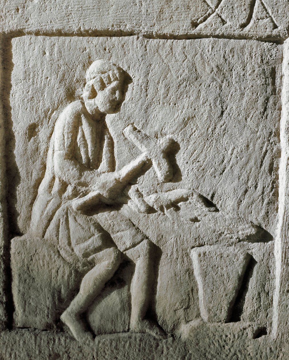 Romeinse kunst: detail van een stele met een smid die metaal slaat op een aambeeld door Roman
