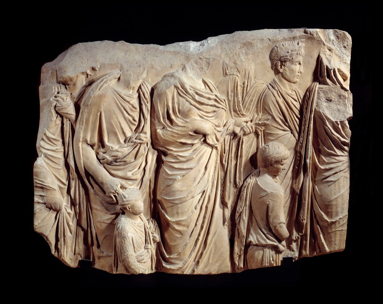 Romeinse kunst: fragment van architectonisch reliëf in marmer van de processie van de Ara Pacis Augustae (altaar van de vrede): processie, tijdens een offer, van figuren in toga en kinderen. Rond 13-9 v.Chr. Gevonden in Rome (Champ de Mars Palais Fiano) door Roman