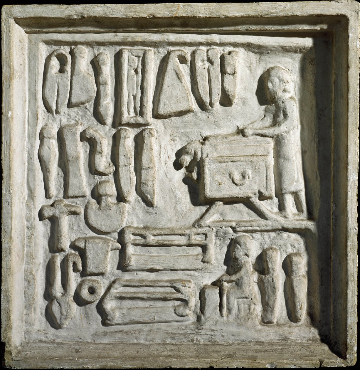Romeinse kunst: interieur van een gebouw of werkplaats met verschillende gereedschappen. Laag reliëf. 1e eeuw n.Chr. Rome, Museo della Civilta Romana door Roman