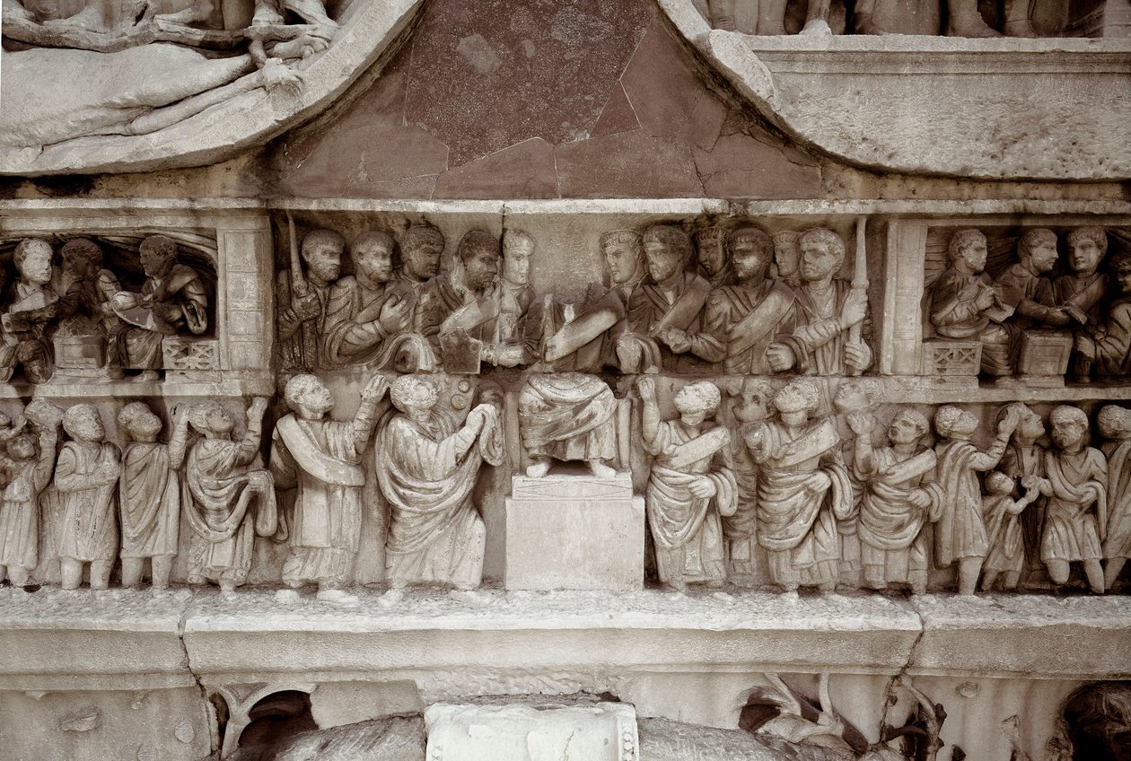 Romeinse kunst: laag marmeren reliëf dat de verdeling van subsidies aan het volk op het forum van Caesar voorstelt. 312-315 n.Chr. Boog van Constantijn, Rome door Roman