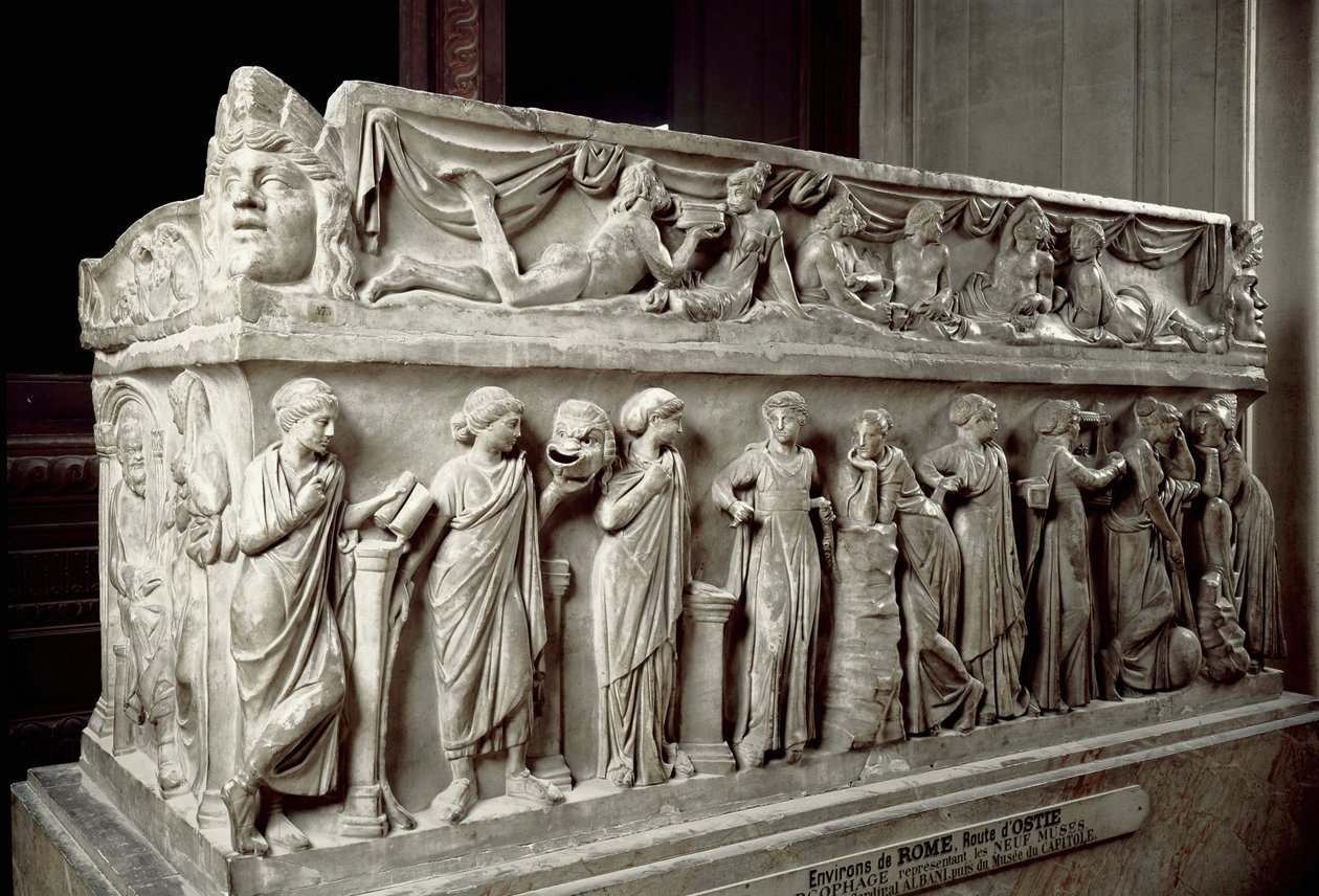 Romeinse kunst: marmeren sarcofaag versierd met de Muzen en een banketscène. Uit Ostia. 120-130 n.Chr. door Roman