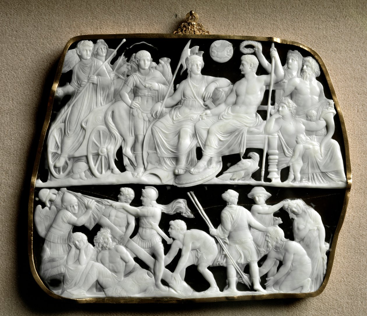 Romeinse kunst: onyx camee gemaakt door de beeldhouwer Dioscuride op twee niveaus. Boven verwelkomt keizer Augustus, omringd door mythologische goden, zijn opvolger Tiberius. door Roman