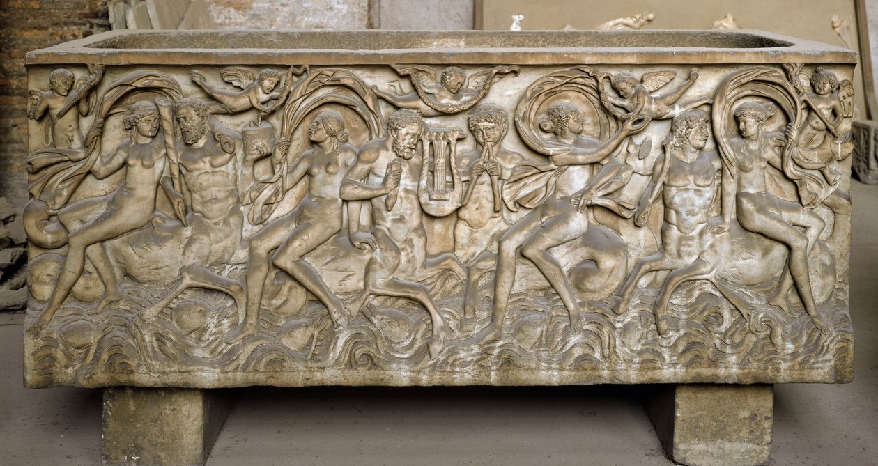 Romeinse kunst: sarcofaag versierd met lage reliëfs die een stoet van menaden, dansende centauren en muziekspelers voorstellen. Eind 3e eeuw. Museo Nazionale Romano, Rome door Roman