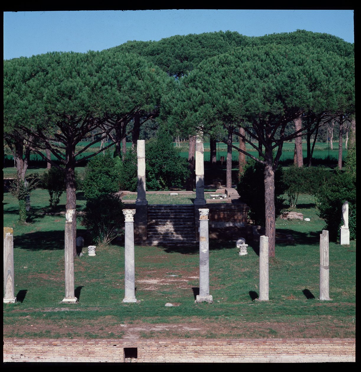Romeinse kunst: uitzicht op de ruïnes van de Tempel van Ceres, archeologische site van Ostia door Roman