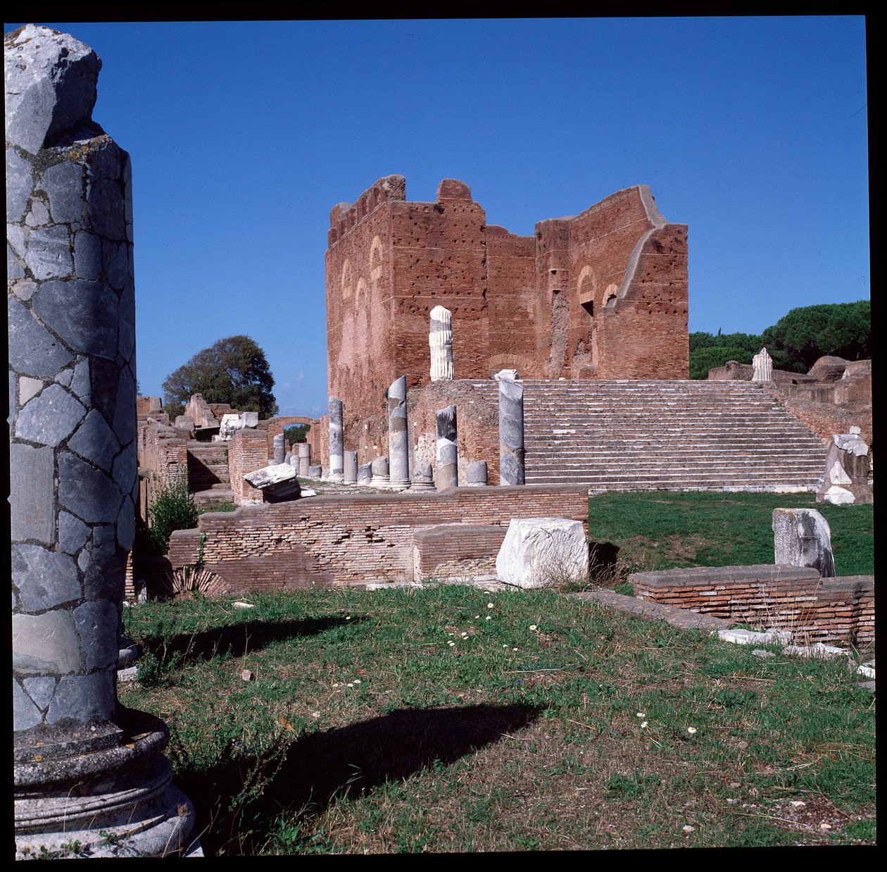 Romeinse kunst: uitzicht op de ruïnes van het capitool, archeologische site van Ostia door Roman