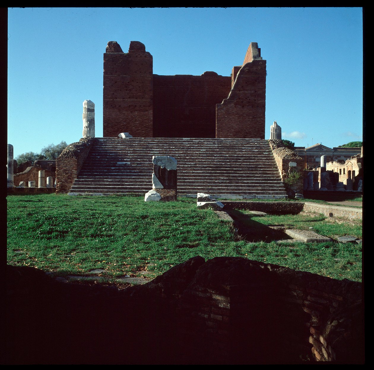 Romeinse kunst: uitzicht op de ruïnes van het Capitool, archeologische site van Ostia door Roman