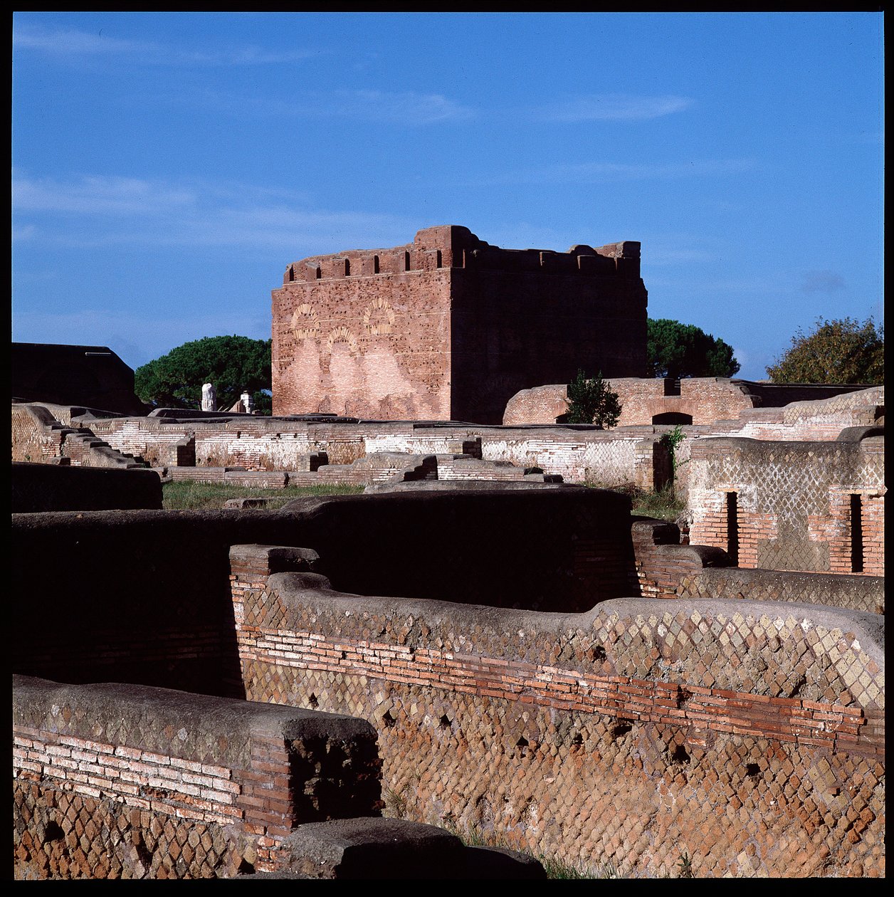 Romeinse kunst: uitzicht op de ruïnes van het capitool, archeologische site van Ostia door Roman