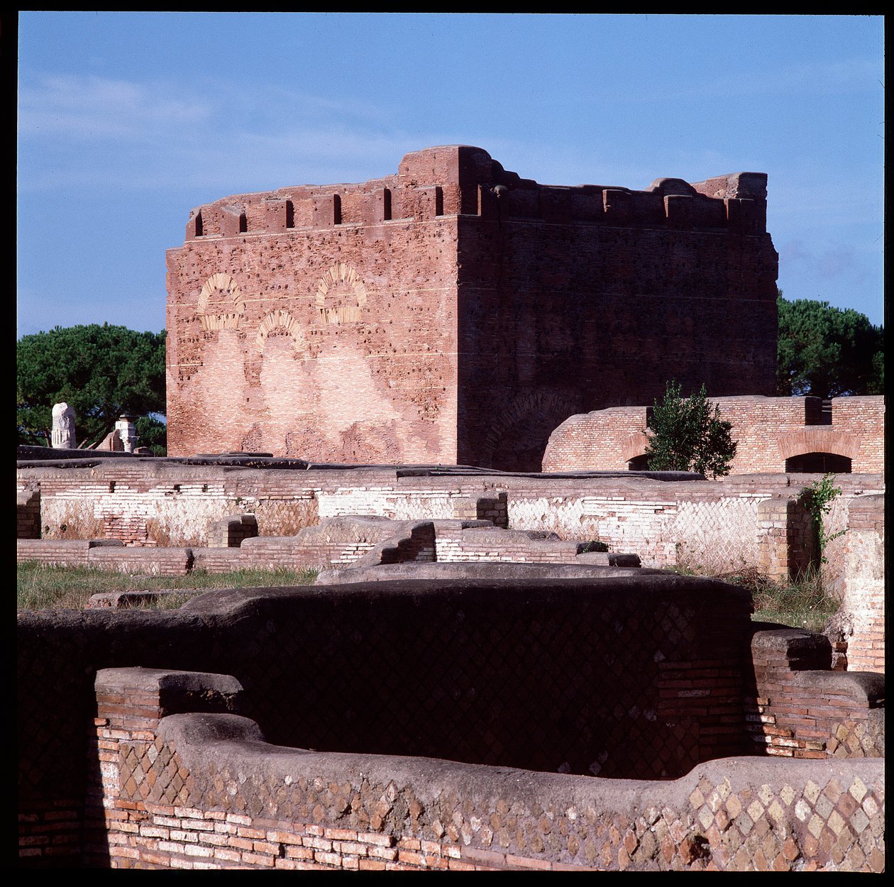 Romeinse kunst: uitzicht op de ruïnes van het capitool, archeologische site van Ostia door Roman