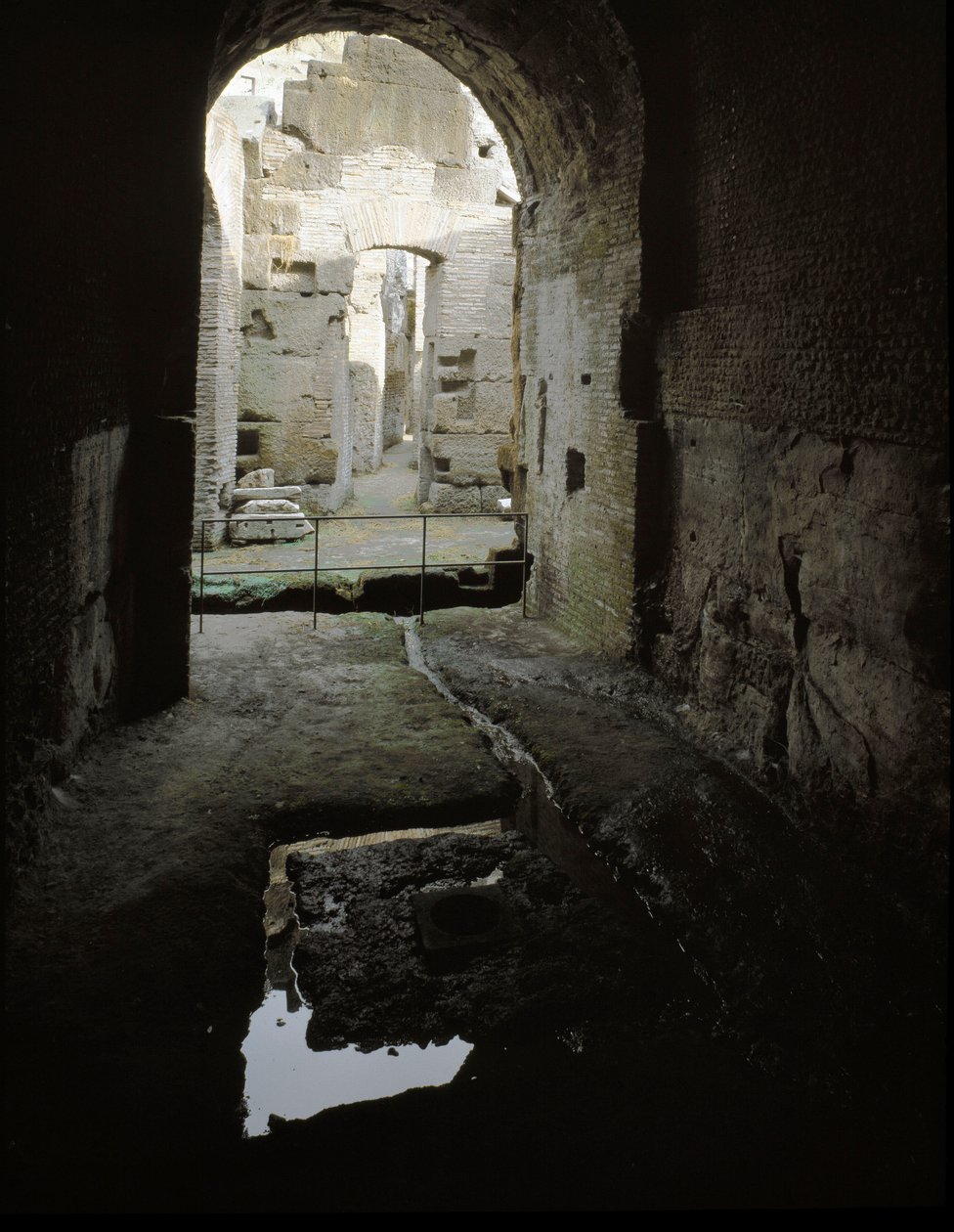 Romeinse kunst: zicht op de ondergrondse gangen van het Colosseum in Rome, Italië door Roman