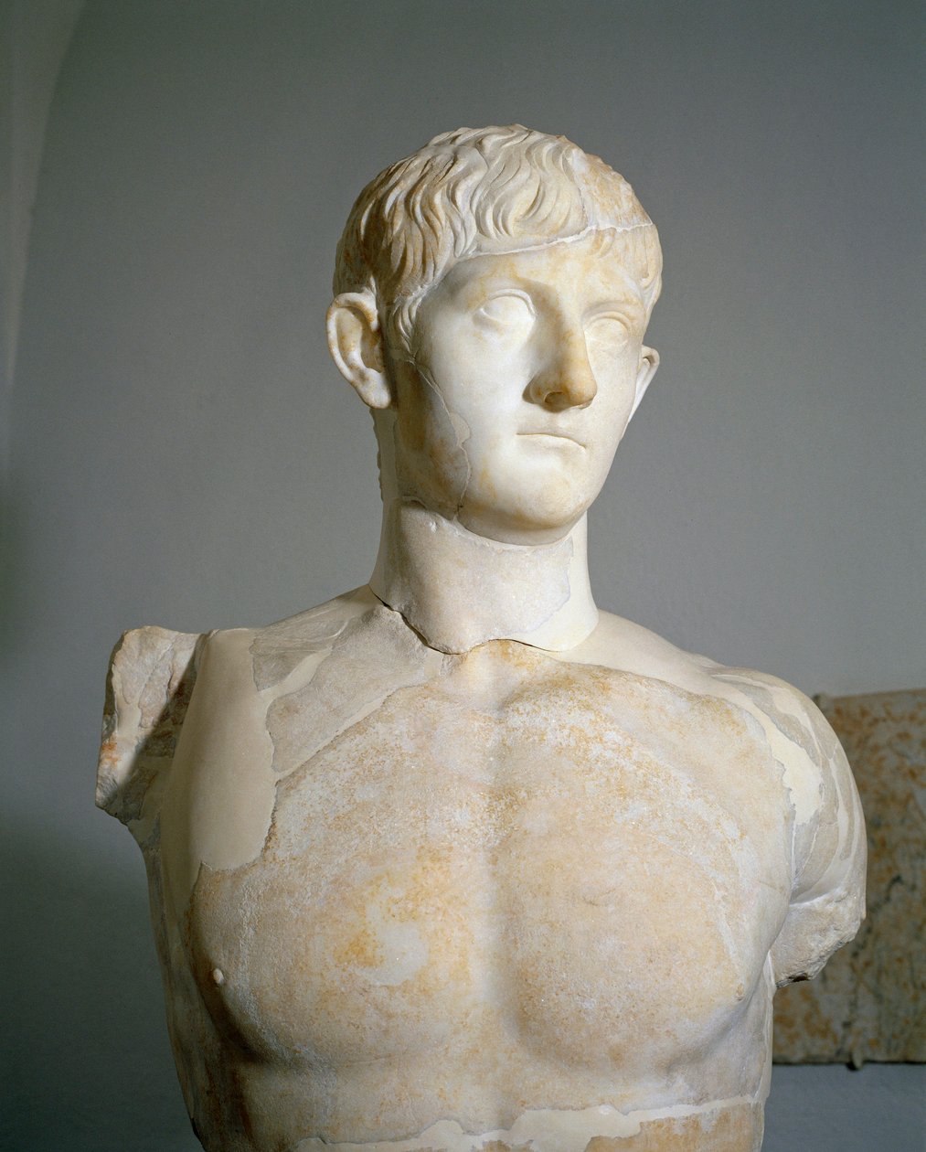 Romeinse beschaving, Marmeren standbeeld van Drusus III, zoon van Germanicus en Agrippina de Oudere uit Roselle, Augusteum, Toscane, Italië door Roman