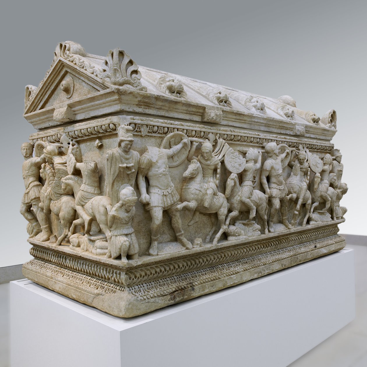 Sarcophagus die een gevecht tussen soldaten en Amazonen uitbeeldt, AD 140-170 door Roman