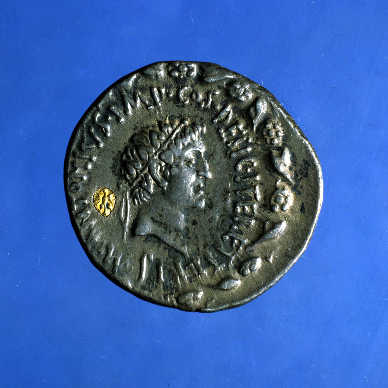Zilveren en gouden munt met de beeltenis van Anthony of Marcus Antonius (83 v.Chr. - 30 v.Chr.), een Romeinse politicus die regeerde met Cleopatra. door Roman