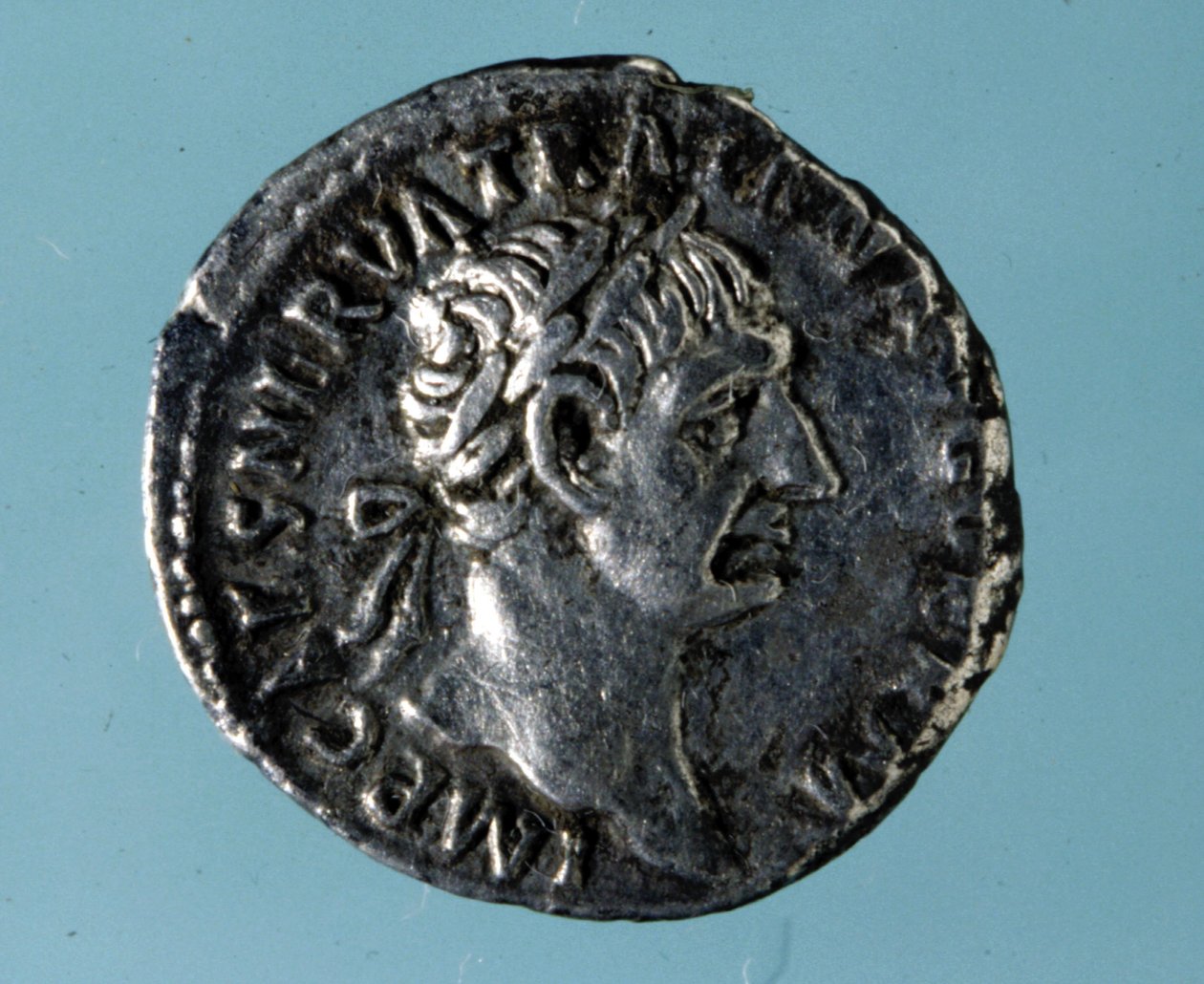 Zilveren munt met de beeltenis van de Romeinse keizer Nerva (26-98) door Roman
