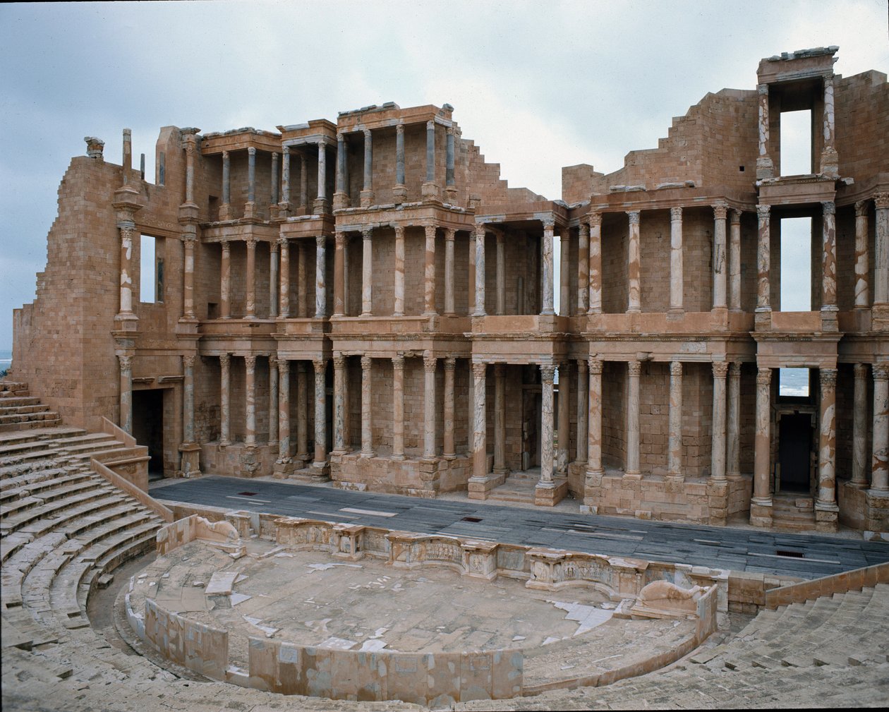 Podium van Romeins theater, 2e-3e eeuw door Roman