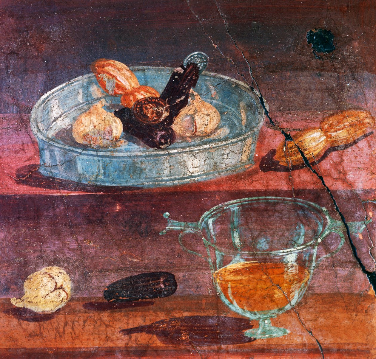 Stilleven met knoflook, dadels en honing, twee gouden en zilveren munten tussen fruit, muurschildering uit Huis van de Herten, Herculaneum (Unesco Werelderfgoedlijst) door Roman