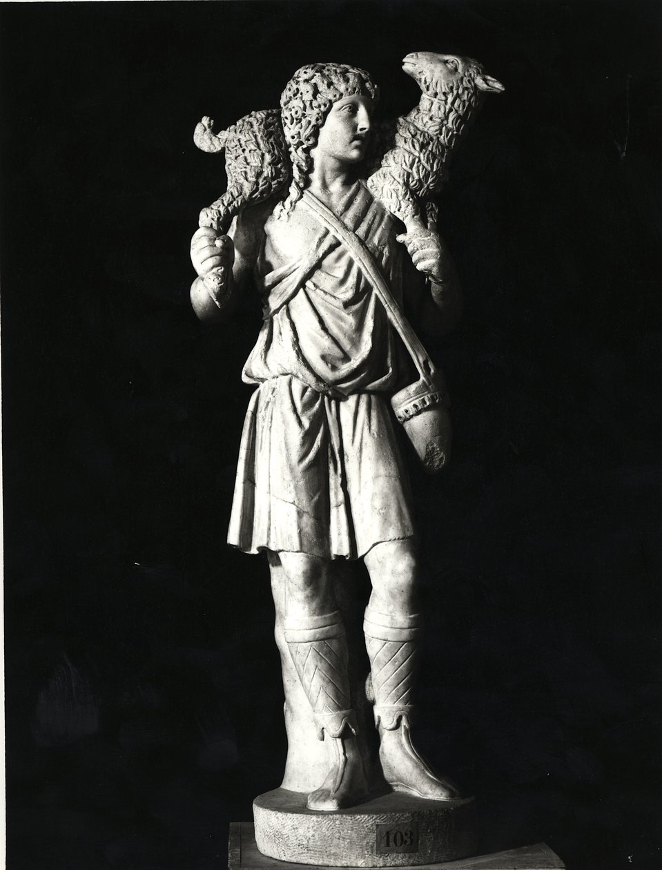 De Goede Herder, vroegchristelijke periode (marmer) (zw/w foto) door Roman