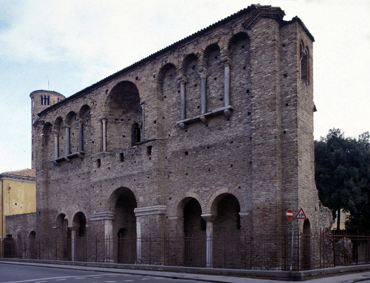 Het paleis van keizer Theodorik de Grote (455 - 526) in Ravenna door Roman