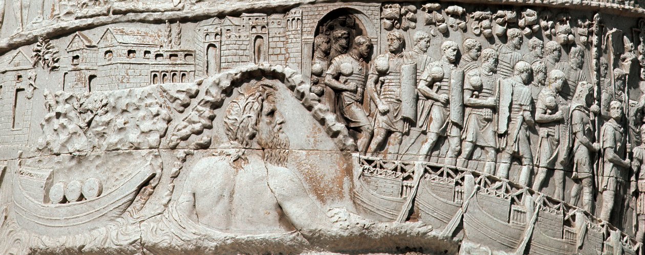 De Romeinse legioenen varen in Ancona onder de bescherming van Neptunus. Detail van de zuil van Trajanus (Colonna Traiana) in Rome, gebouwd tijdens het bewind van keizer Trajanus (53-117). De Trajanus-zuil herdenkt de overwinningstochten van de keizer door Roman