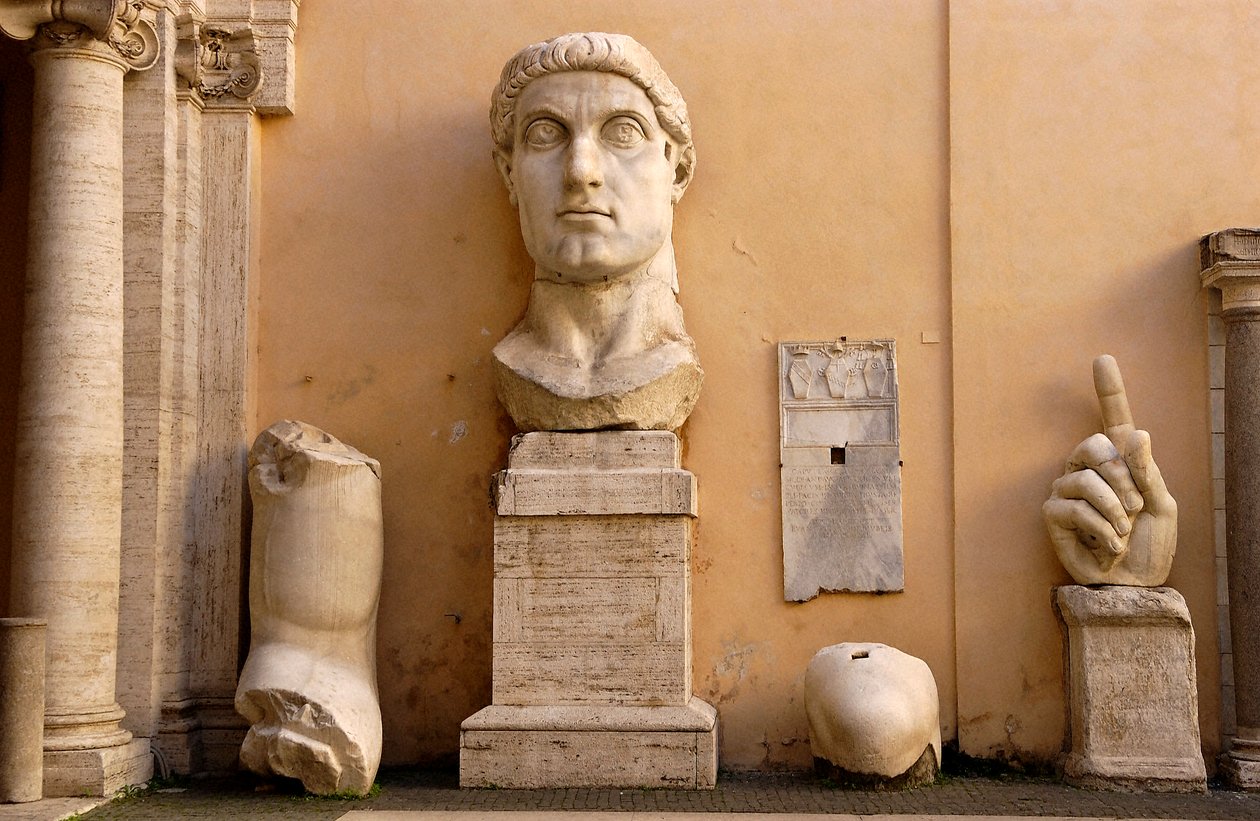 De binnenplaats van het Paleis van de Conservatoren (Palazzo dei Conservatori) bij de Musei Capitolini: fragmenten van het kolossale standbeeld van Constantijn daterend uit 313-324 n.Chr. door Roman
