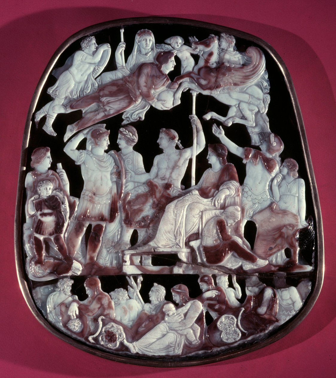 De grote camee van de Heilige Kapel of Camee van de Apotheose van Augustus: 24 figuren worden weergegeven, waaronder de Romeinse keizer Augustus (in het midden), Caesar Germanicus, Tibere, Nero, Caligula en Livie (Livia Drusilla Augusta, 58 v.Chr.). Bovena door Roman
