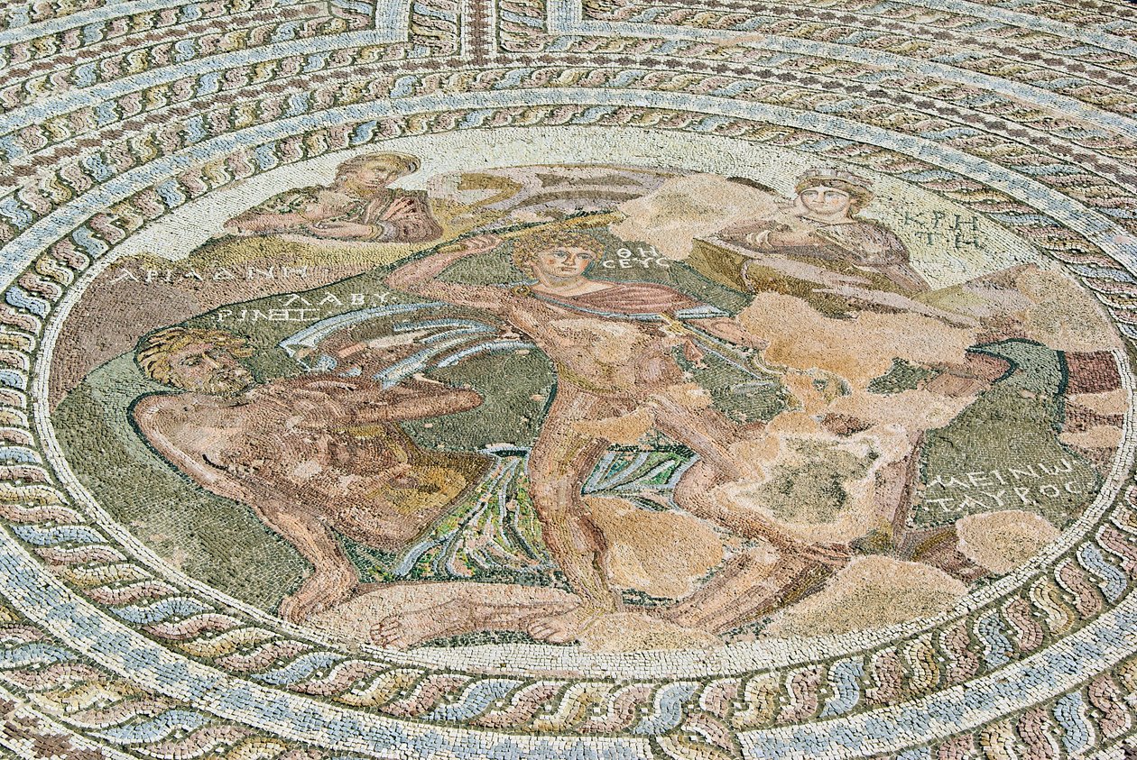 Theseus en de Minotaurus, Huis van Theseus, Paphos, Cyprus (mozaïek) door Roman