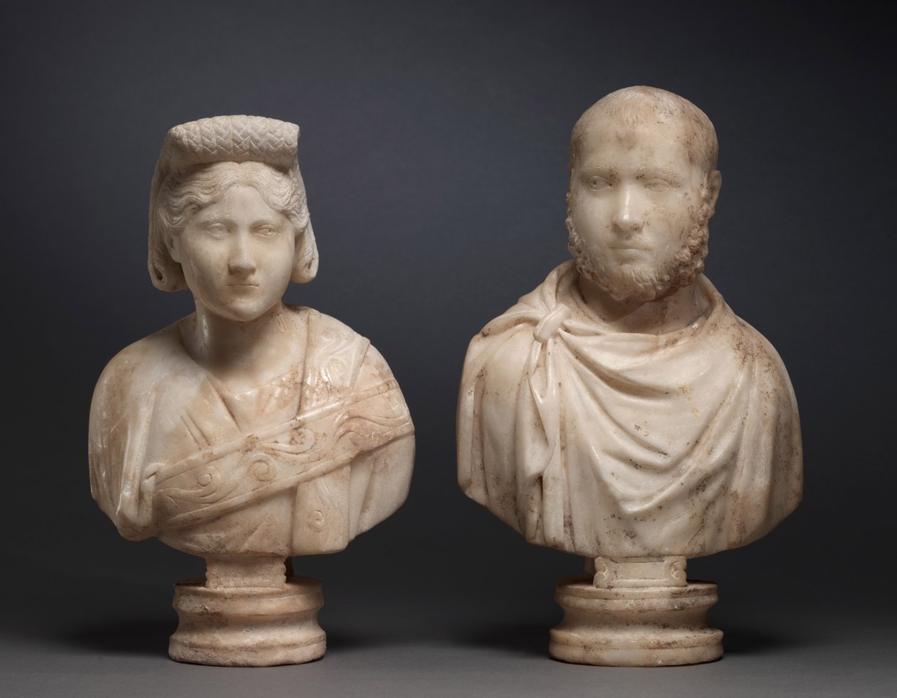 Portretbuste van een aristocratische man en portretbuste van een aristocratische vrouw door Roman Imperial Period